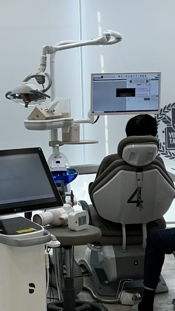 임플란트 뼈 이식 포함 100만원대, 대통령 자문의 치과 선택 이유 - 진료실